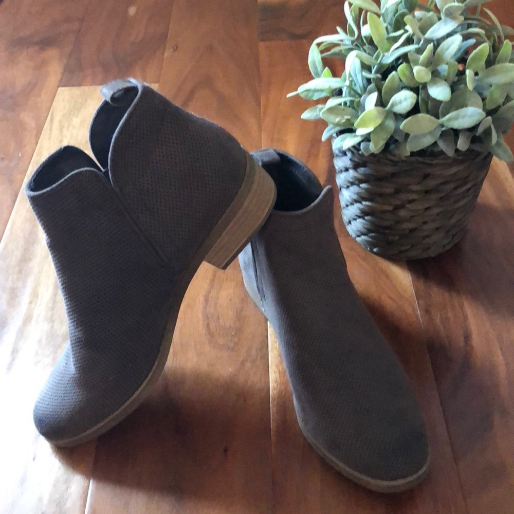 NWOT DV ankle booties size 7.5
